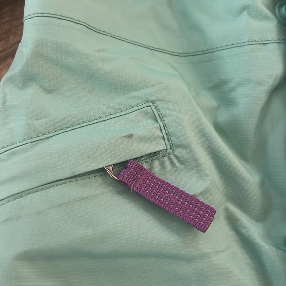 Patagonia toddler snow bib- 2T 
Has a few small stains- see photos for details - Picture 4 of 7